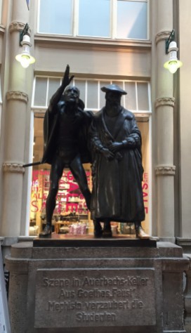 メーデラーパッサージュにある彫像。 ゲーテの文学作品の主人公となるDoktor Faust　ファウスト博士とメフィストフェレス「悪魔）。